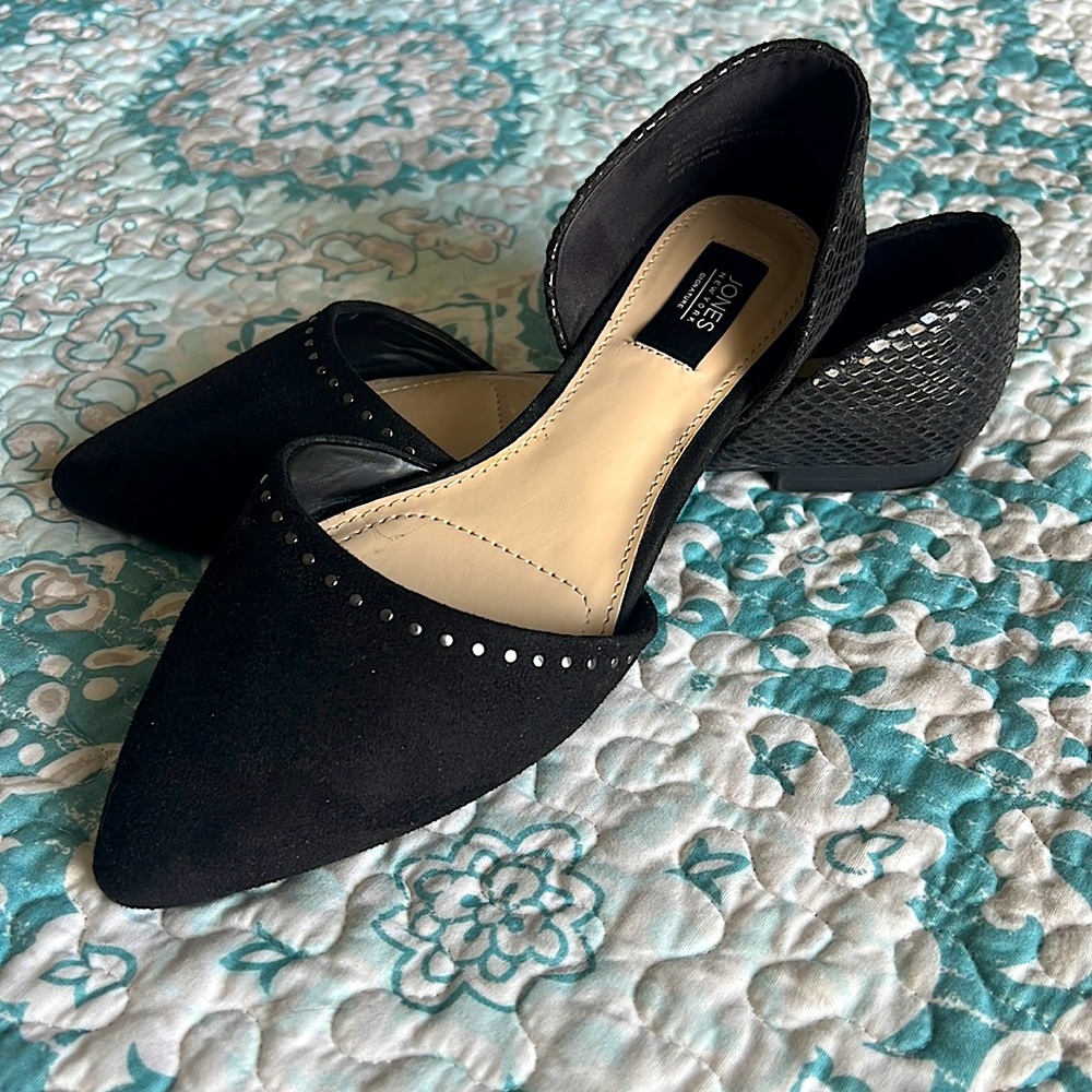JONES NEW YORK black flats. Pointed toe with snake skin heal. Size 8